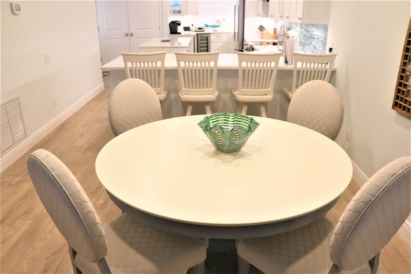 Comfortable dining table setup