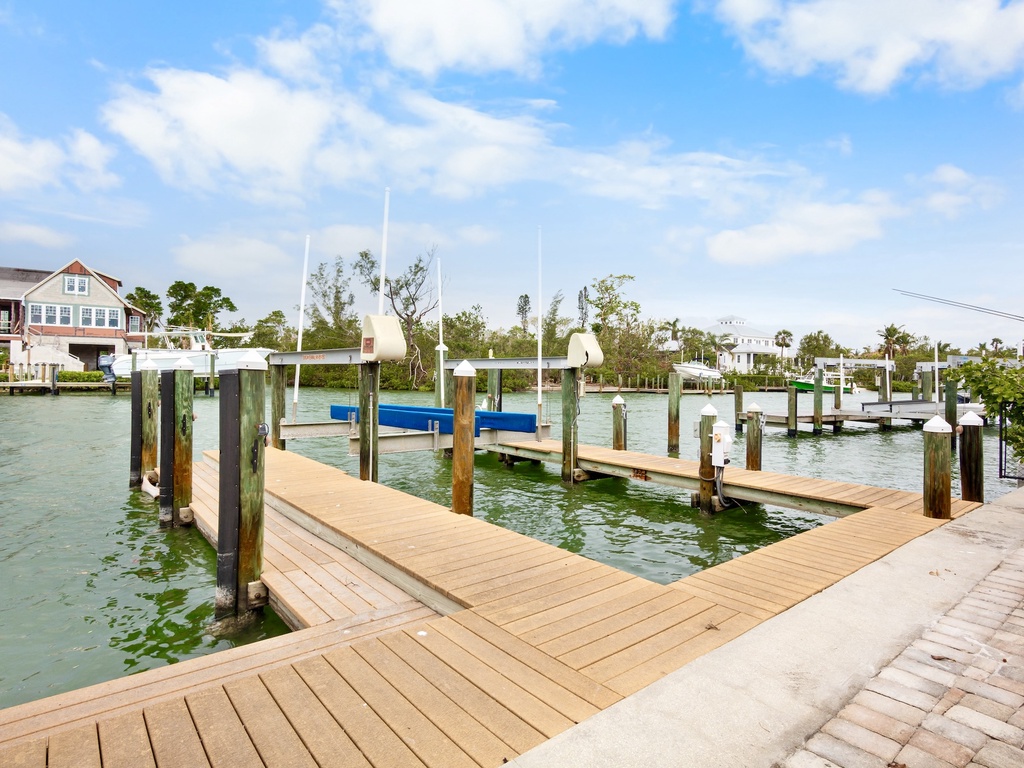 Private Fishing Dock (no boats allowed)