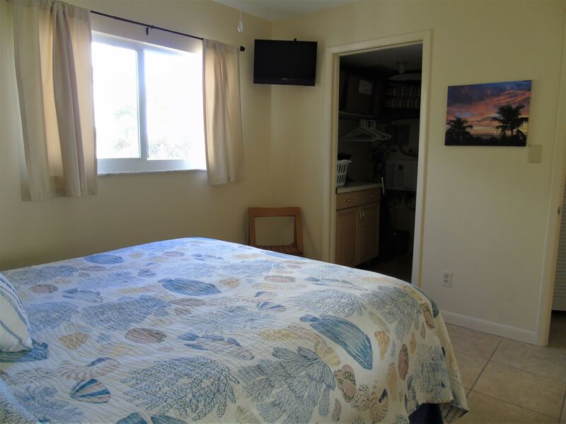Guest Bedroom, Queen bed