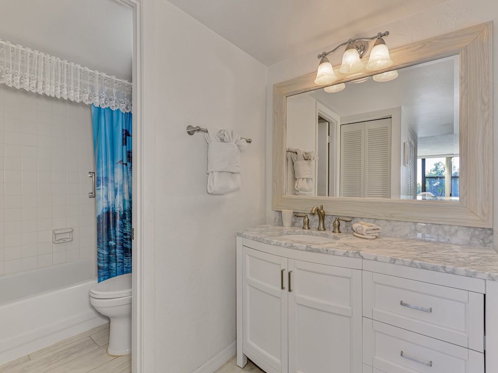 Full Bathroom 1