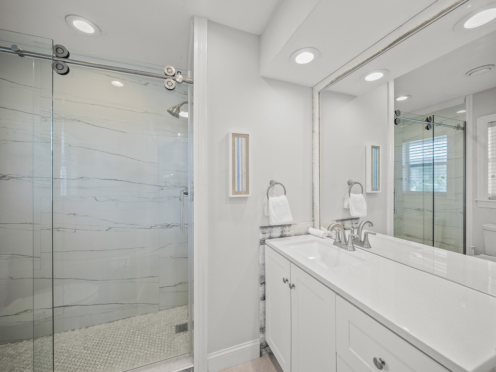 Second Bedroom (2nd floor), Ensuite Bathroom