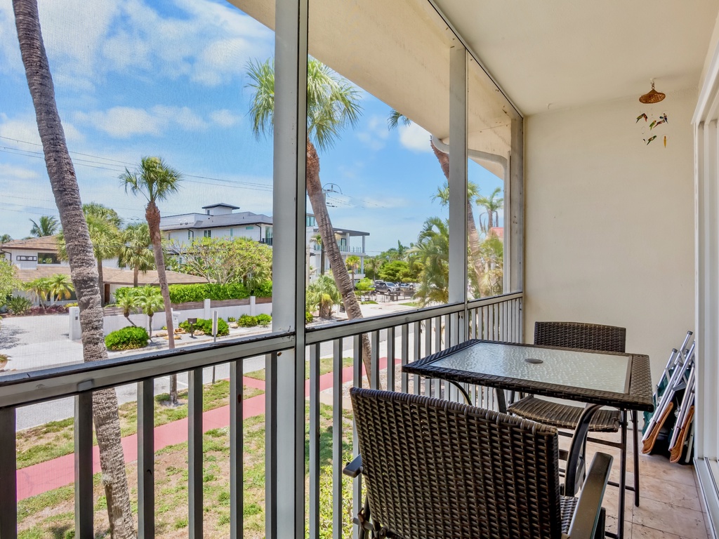 Private Screened Lanai with Lounge Seating