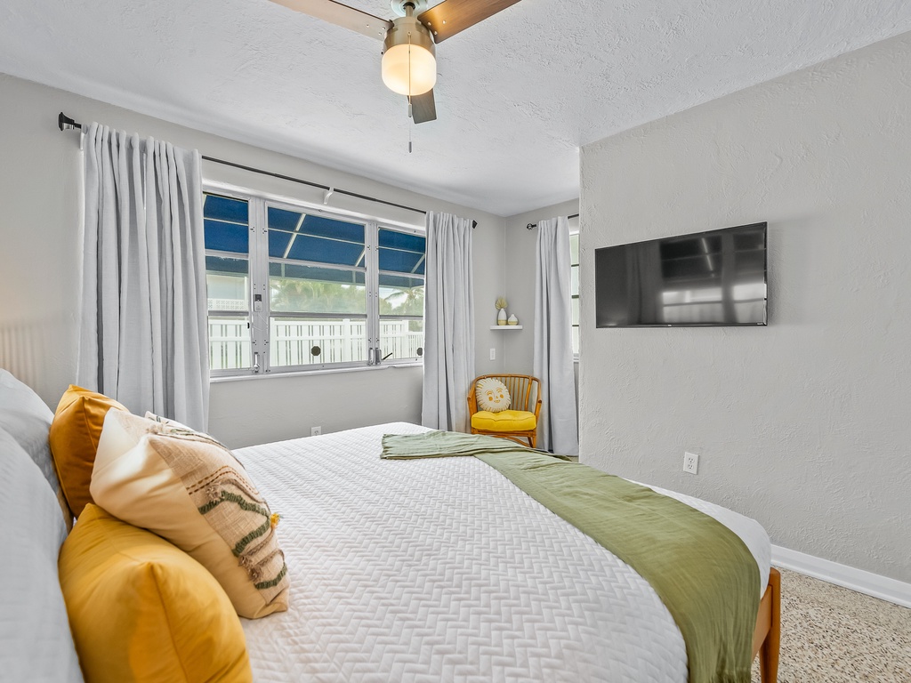 Fourth Bedroom (Second Cottage), King bed
