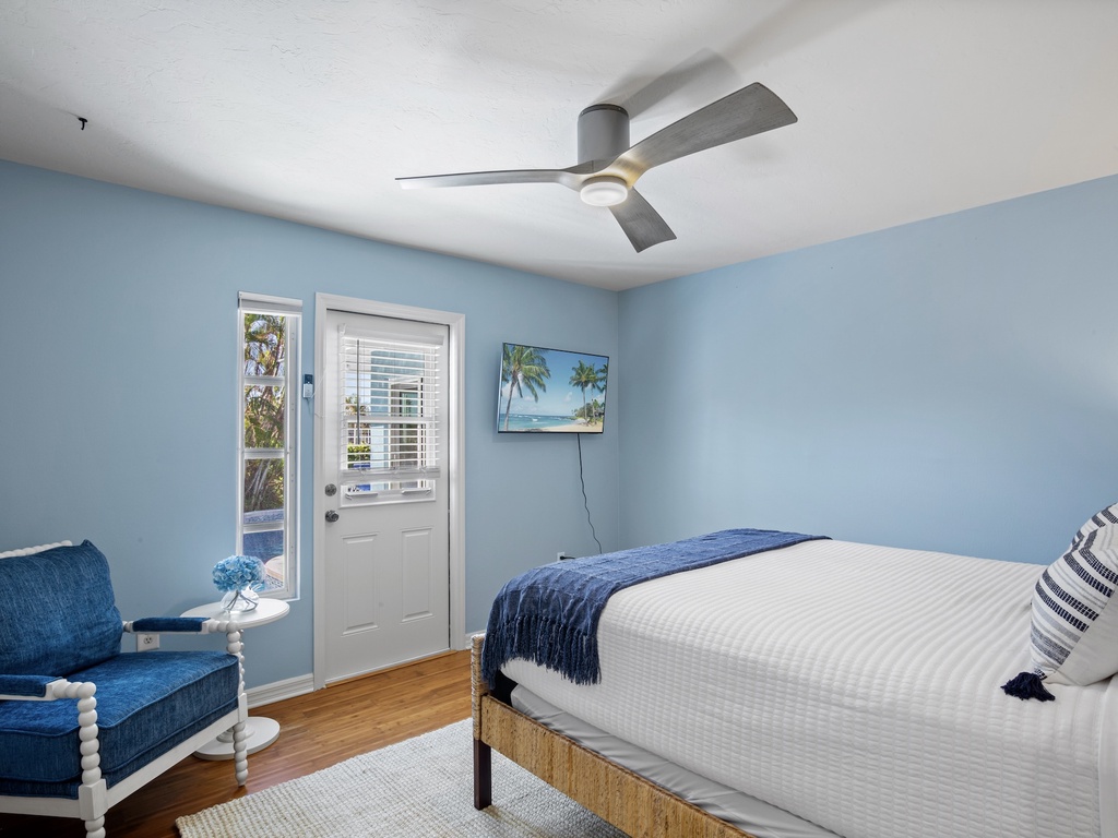 Second Bedroom, Queen