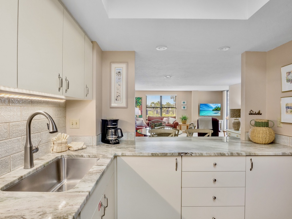 Gulf and Bay Club D101 by Tropical Sands Accommodations