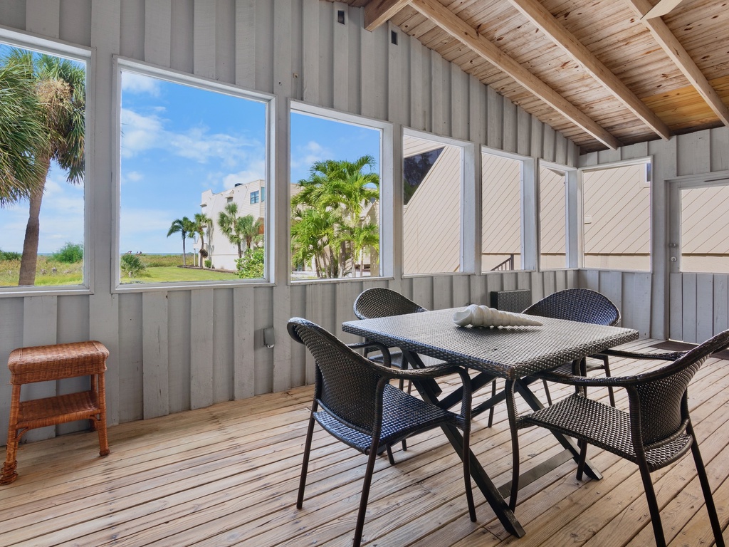 Outdoor Dining - Screened-In Lanai