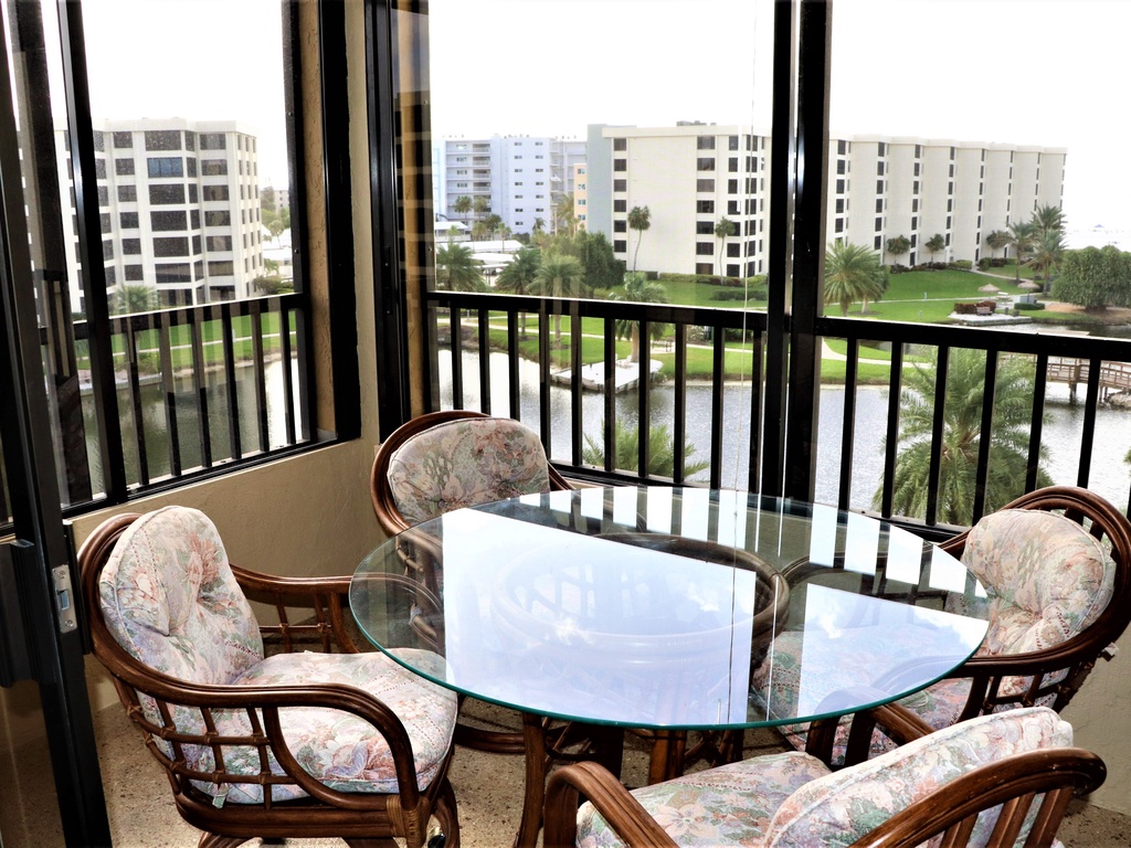 Screened-in Lanai, Dining