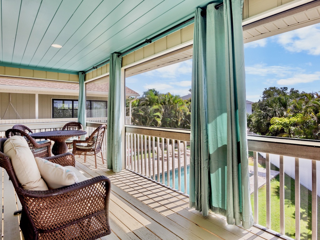 Outdoor Dining and Seating on Balcony