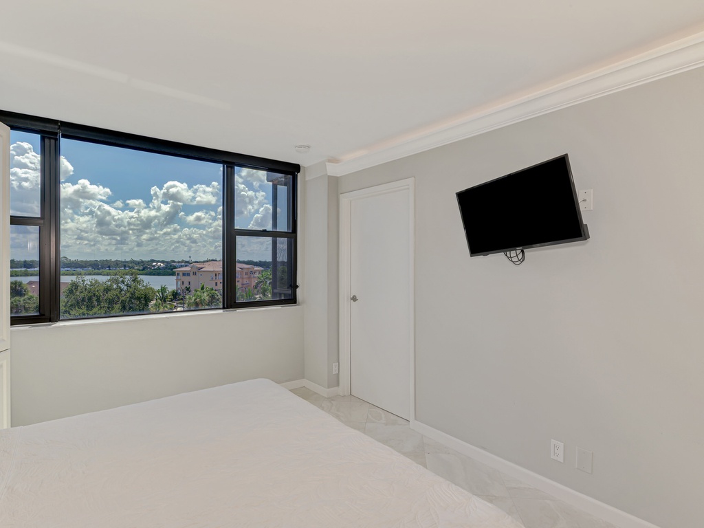 Second Bedroom, King