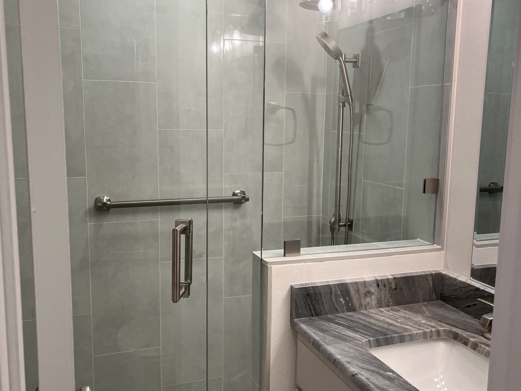 092 Guest bathroom shower