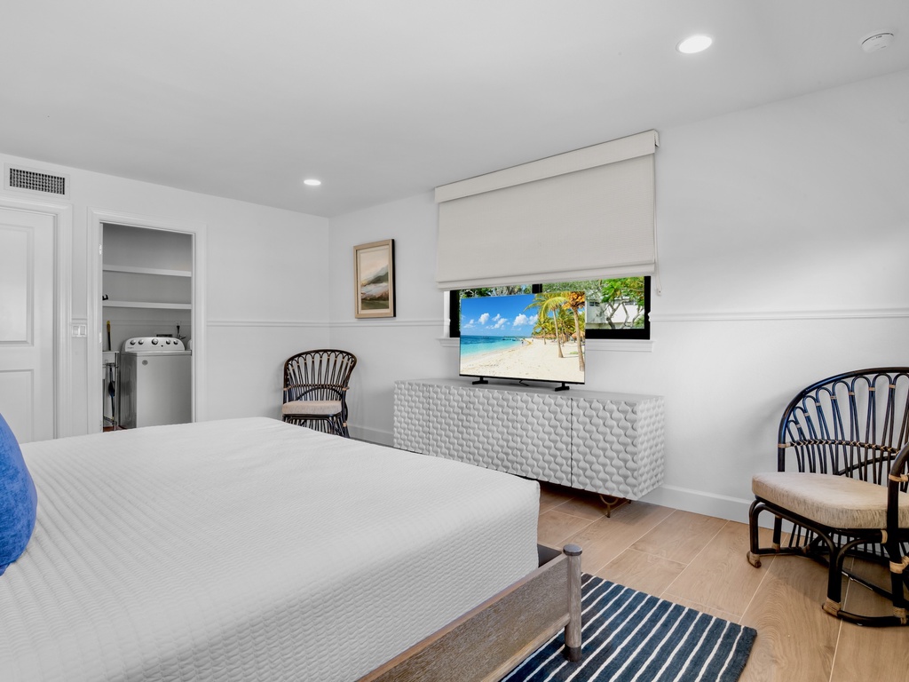 Fourth Bedroom (Ground Floor), King bed