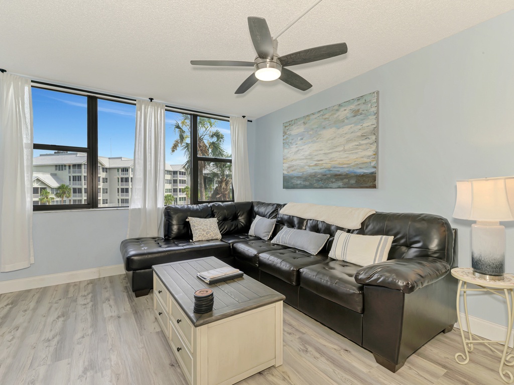Living Area, Murphy bed