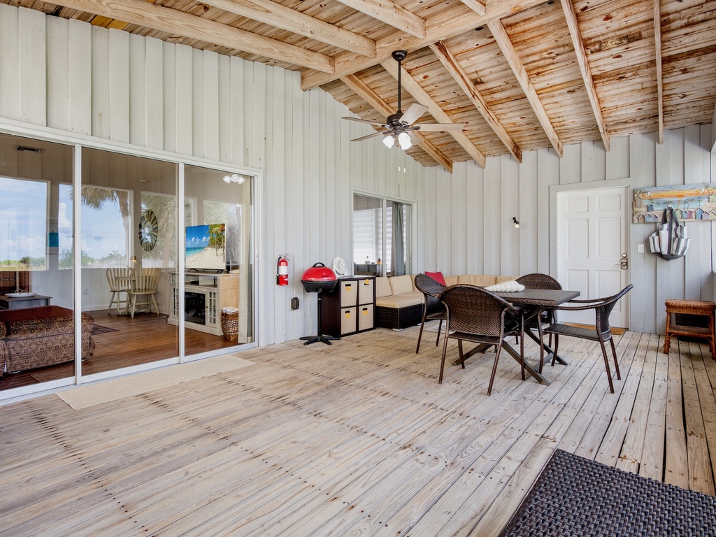 Open Lanai Seating