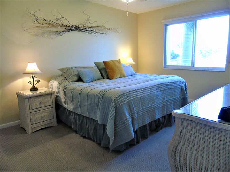Primary Bedroom, Queen bed