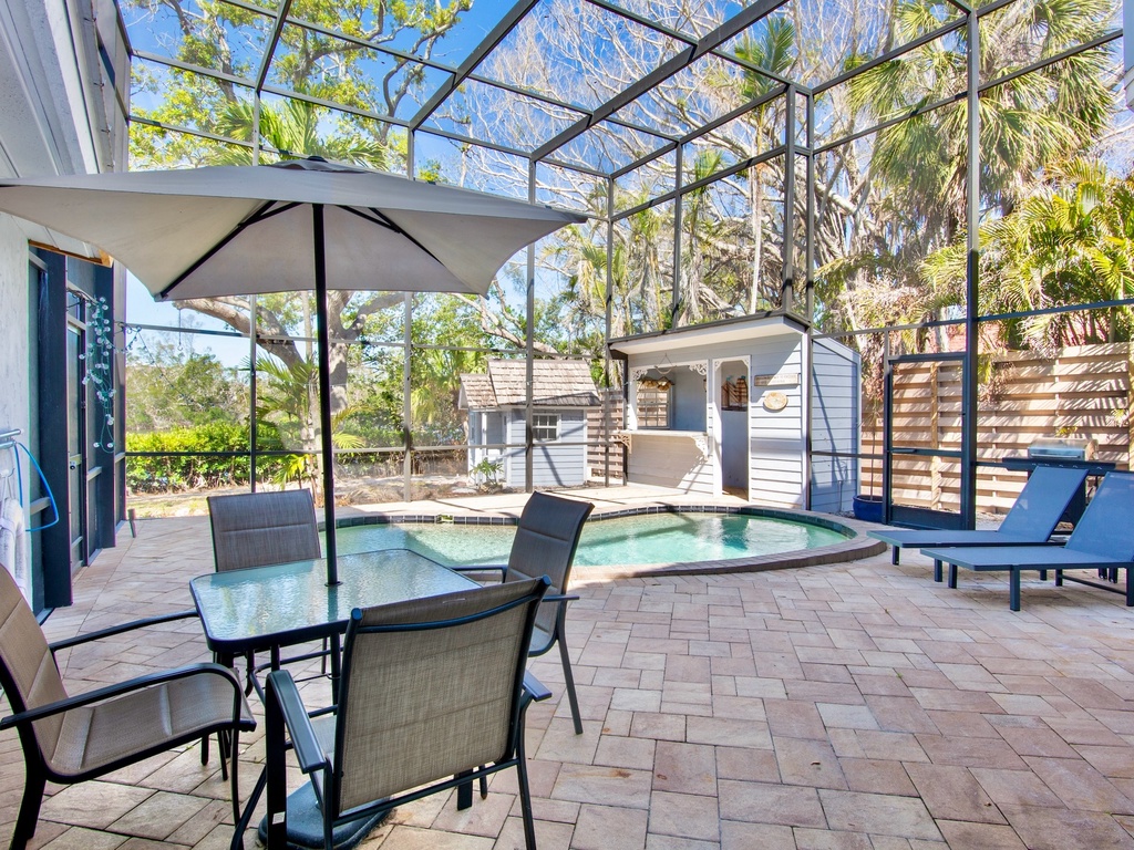 Outdoor Dining and Bar