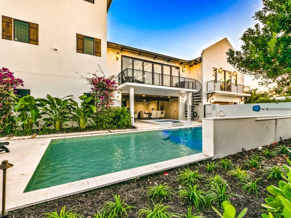 Relax on the Pools Sunshelf