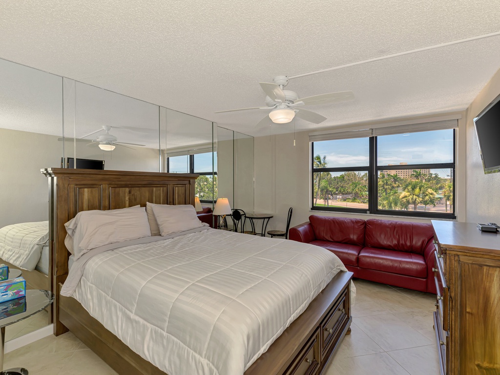 Second Bedroom, Queen
