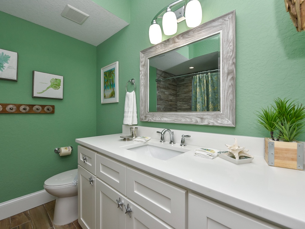 Eighth Bedroom: Ensuite Bathroom