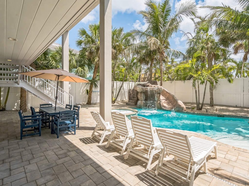 Poolside Loungers, Dining Area