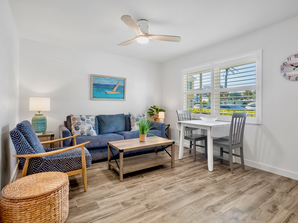 Gulf Holiday 7 - Living and Dining