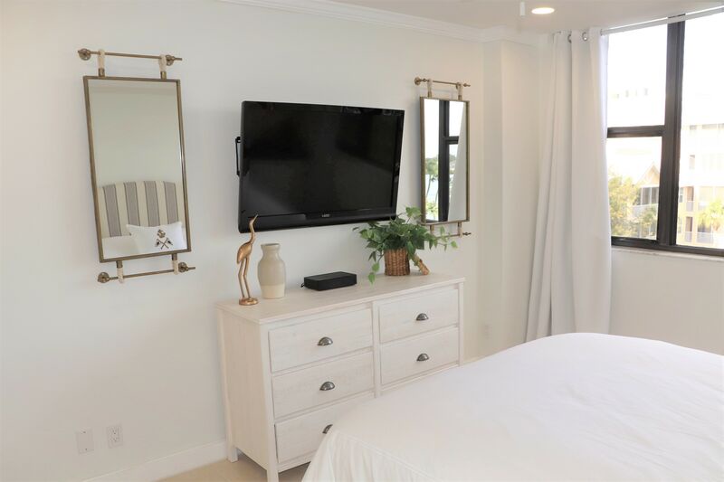 Second Bedroom, Queen