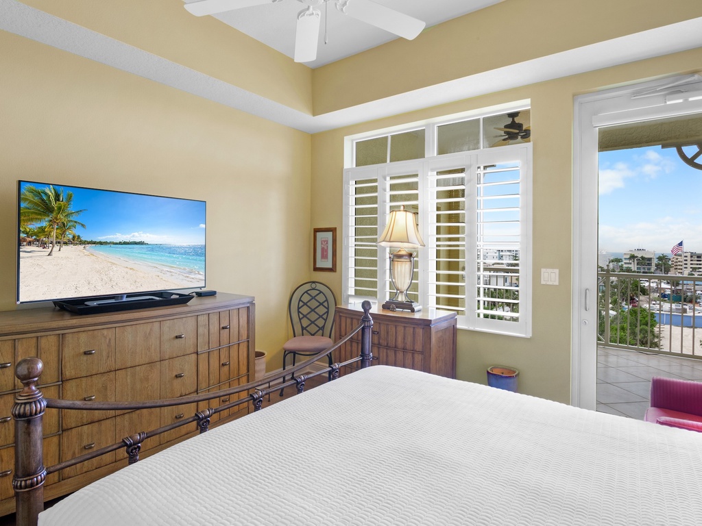 Second Bedroom, Queen