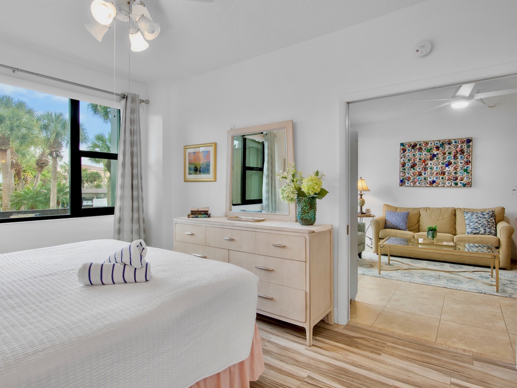Second Bedroom, Queen bed
