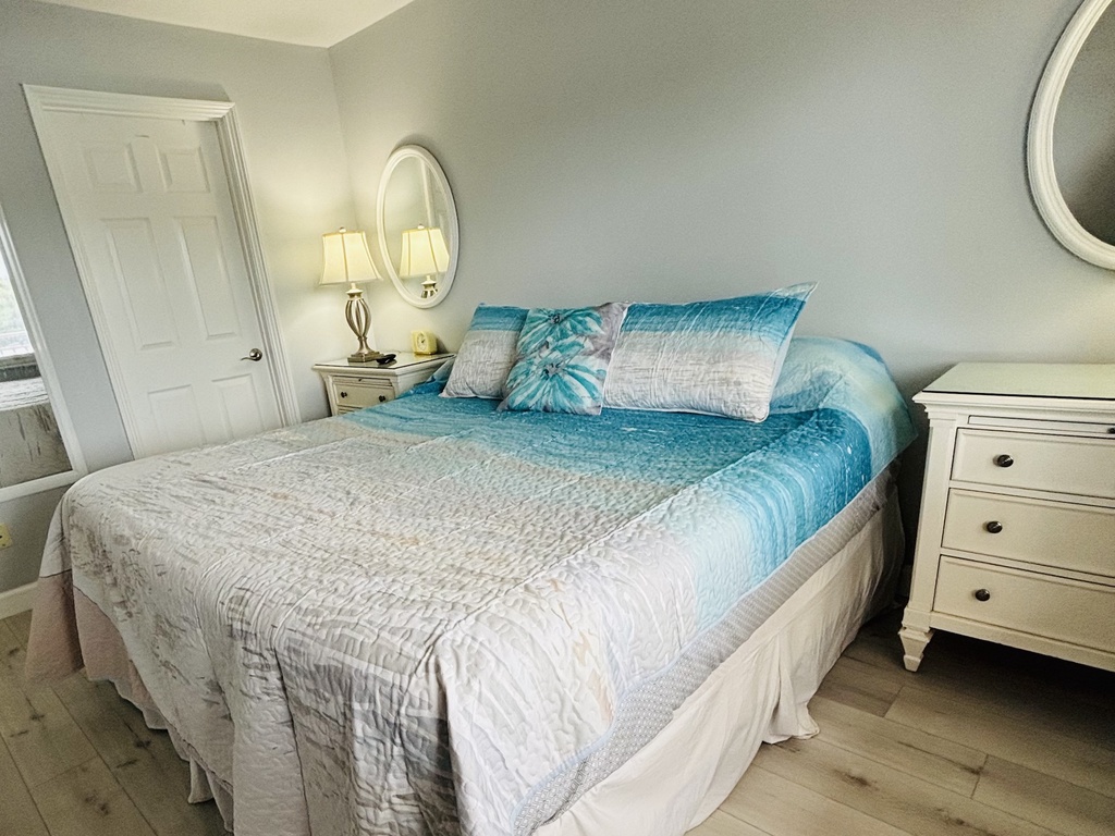 Master Bedroom - Queen