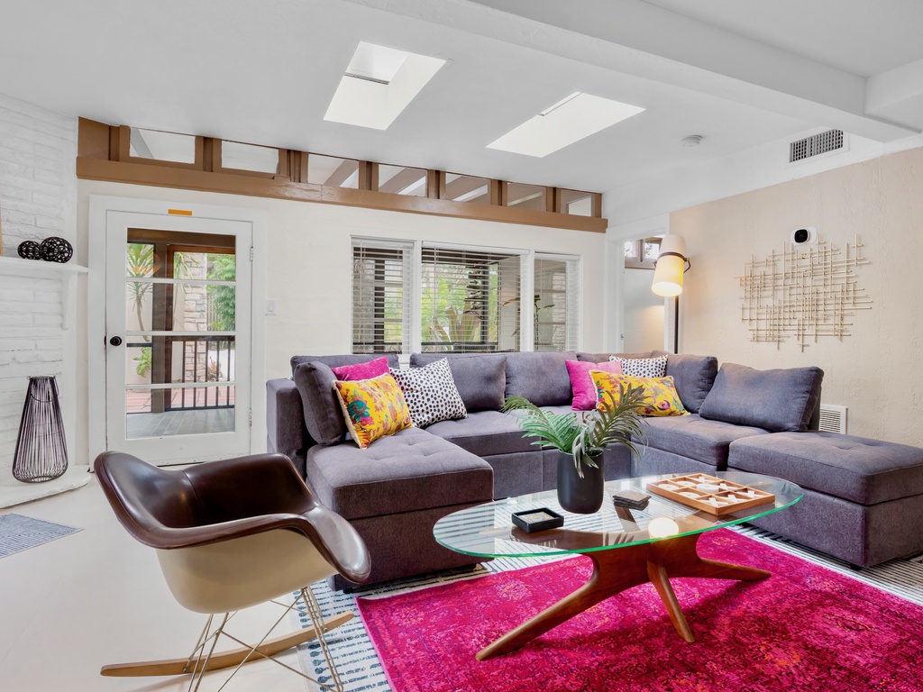 Guest House, Living