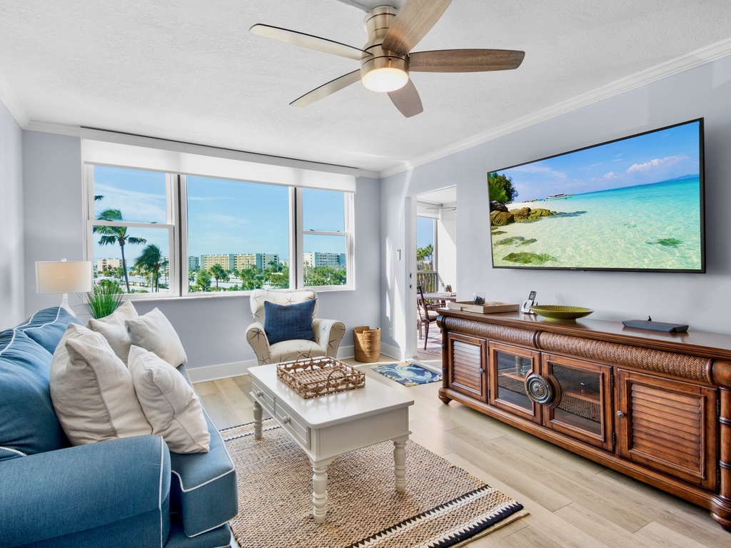 Living Area, Queen sleeper sofa