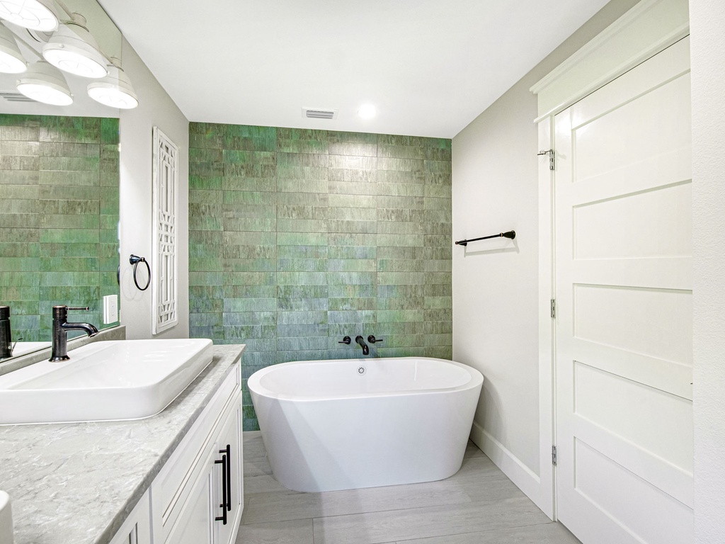 Second Bedroom (3rd Floor), Soaking Tub