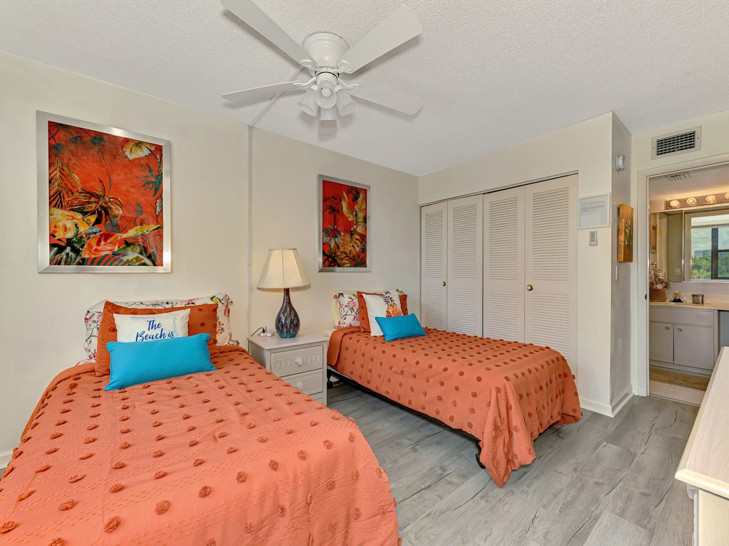 Second Bedroom, Two Twin beds