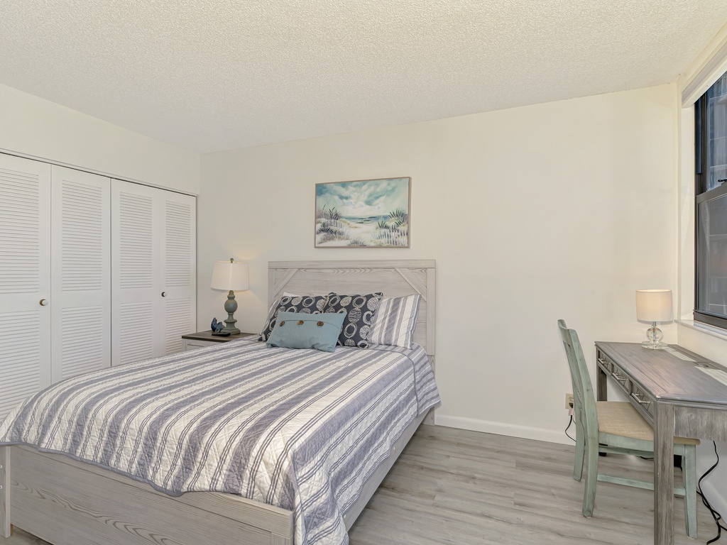 Second Bedroom, Queen bed