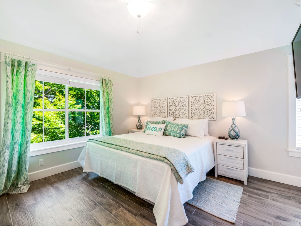 Third Bedroom (3rd floor), King bed