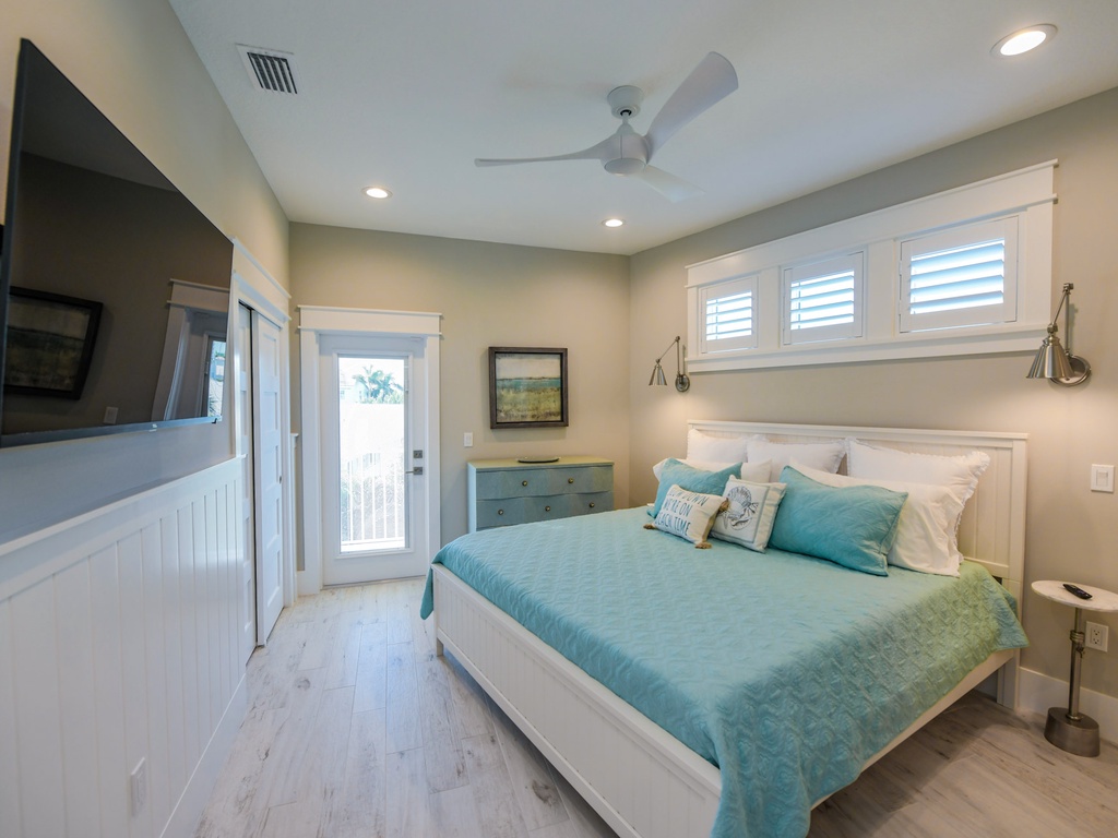 Fifth Bedroom, Third Floor - King