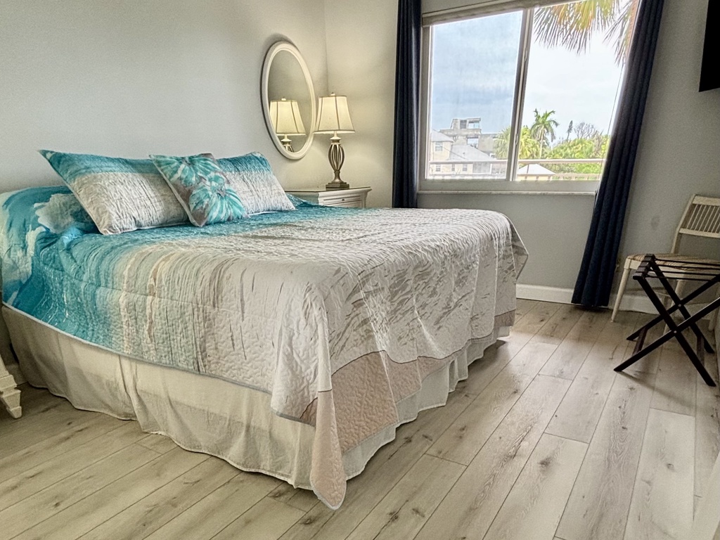 Master Bedroom - Queen