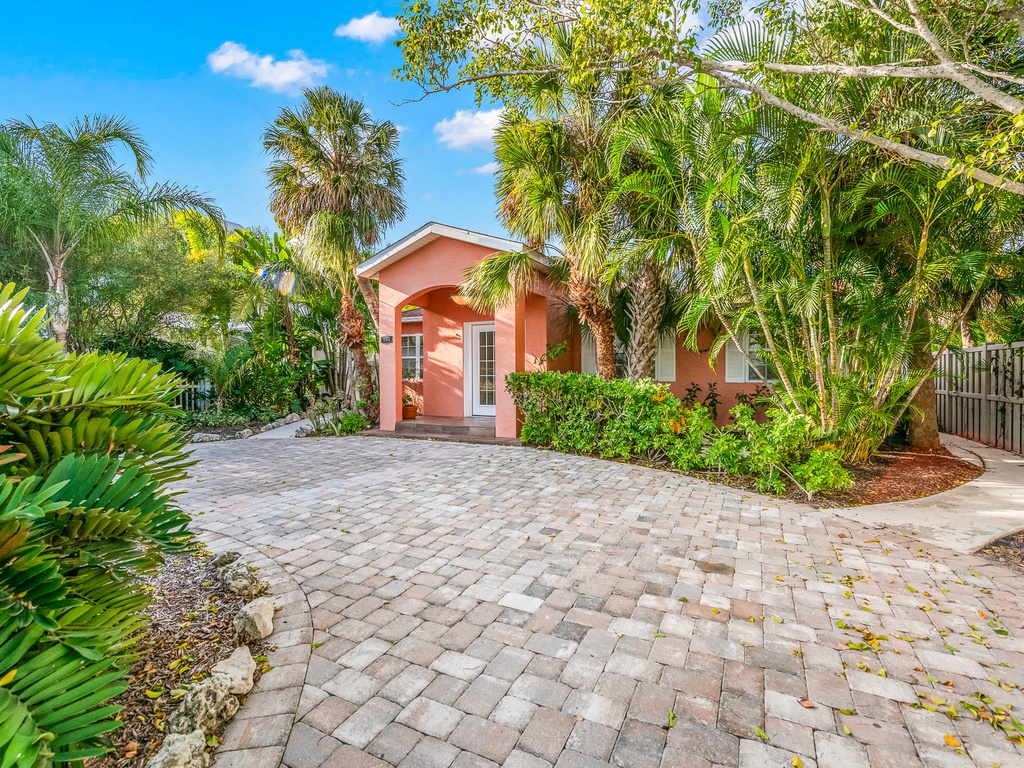 The Pink Flamingo - Lido Key Vacations