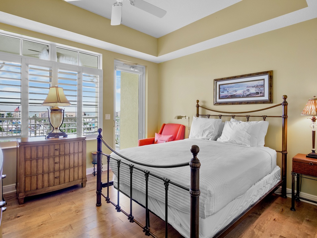Second Bedroom, Queen