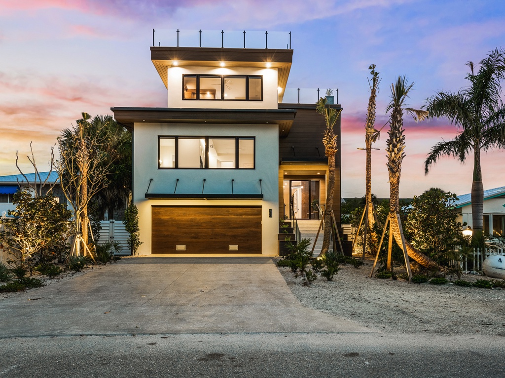 Knot A Basic Beach House - Lido Key Vacations