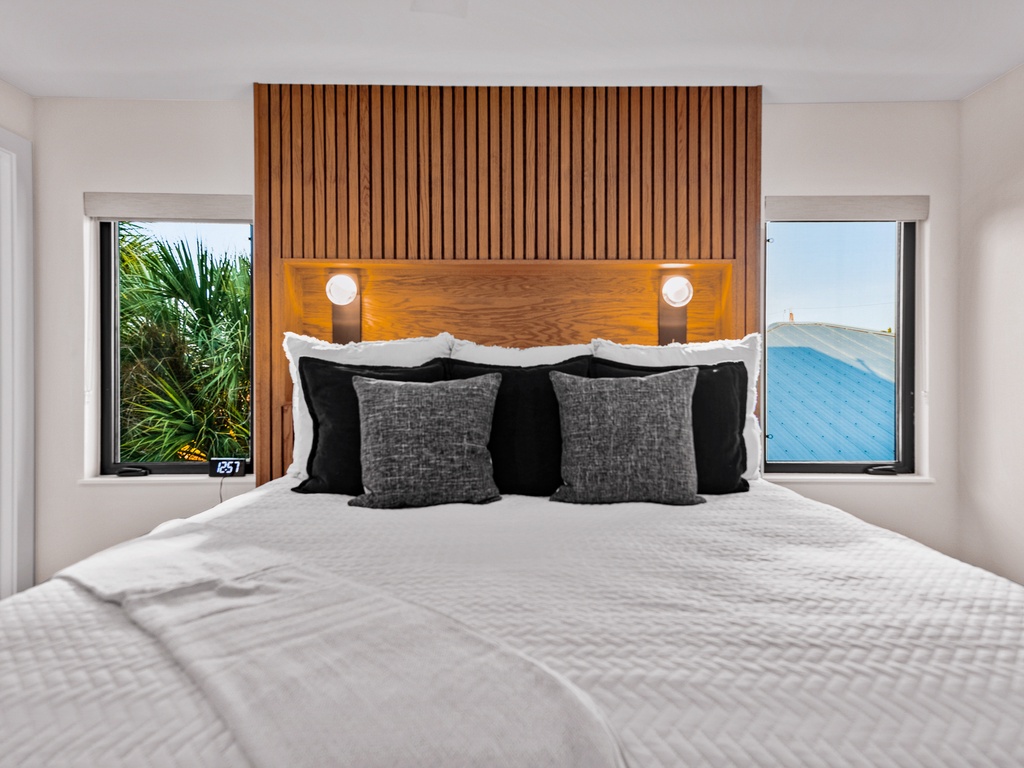 Second Bedroom, King Bed