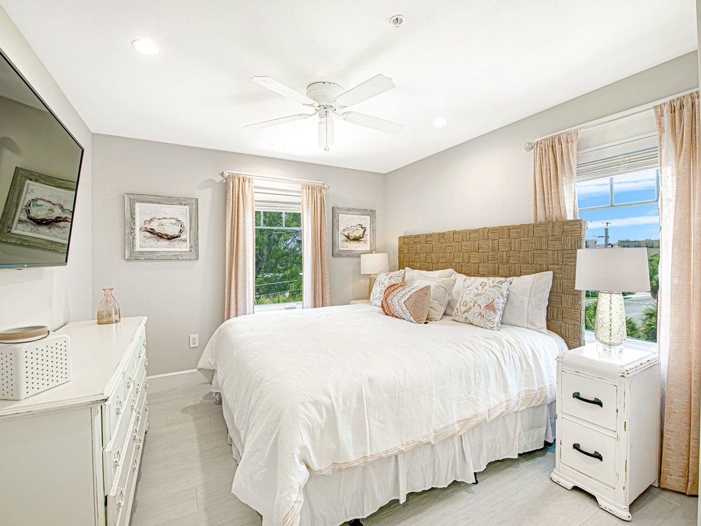 Third Bedroom (3rd Floor), King Bed