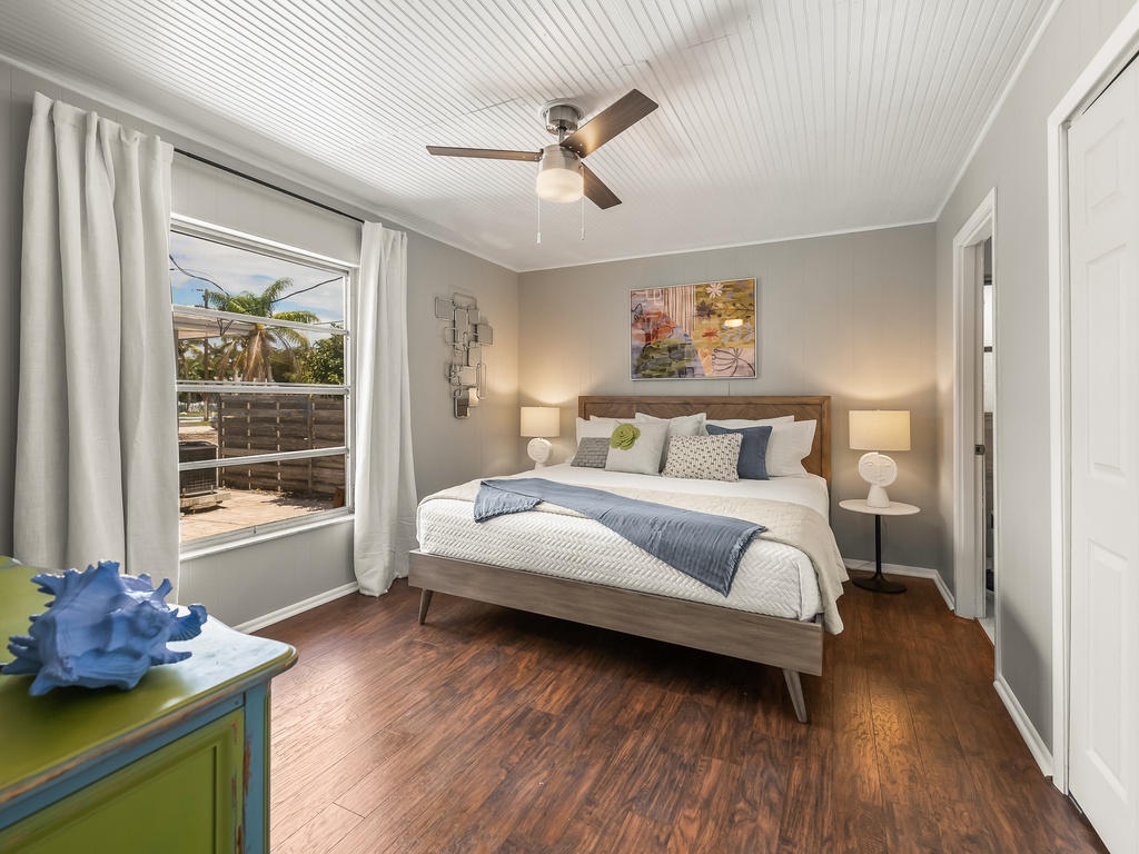 Second Bedroom (Main Cottage), King bed