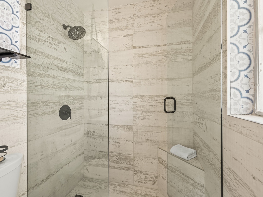 Primary Bedroom (Main Cottage), Ensuite bathroom with walk-in shower