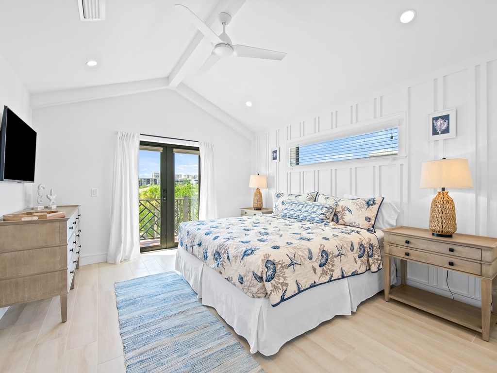 Master Bedroom (3rd floor): King Bed