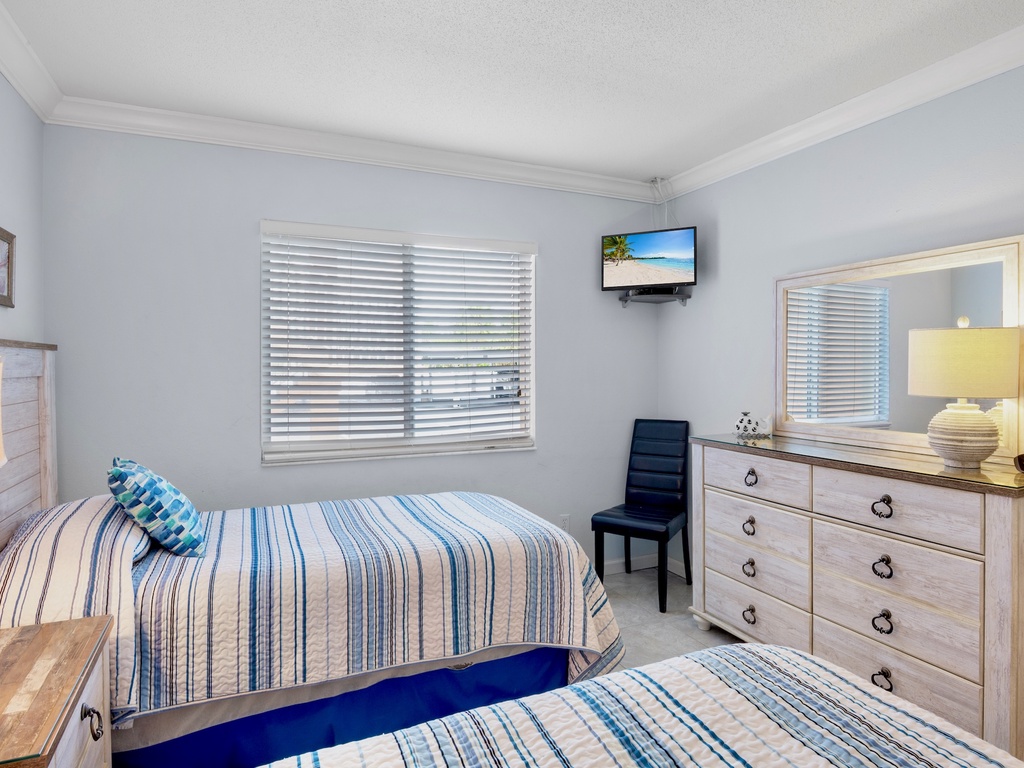 Guest Bedroom, Two twin beds