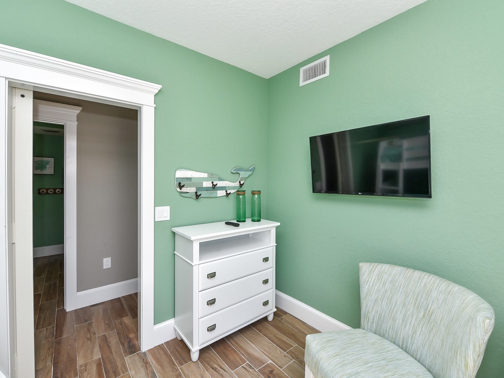 Eighth Bedroom: Twin-over-Full bunk bed with Twin trundle