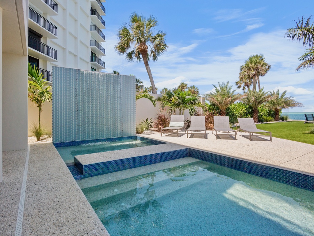 Private Spa, Poolside Loungers