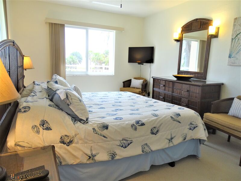 Master Bedroom - Queen