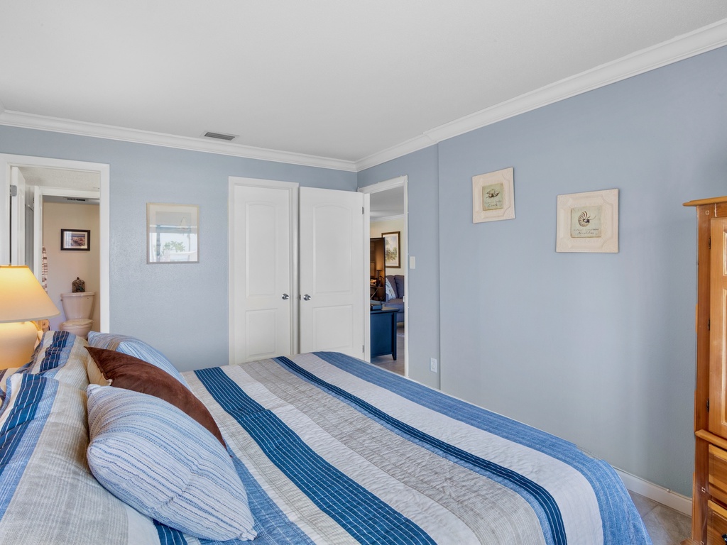 Primary Bedroom, Queen bed