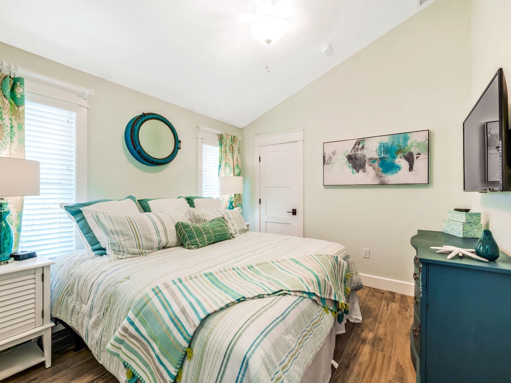 Fifth Bedroom (2nd Floor), King bed